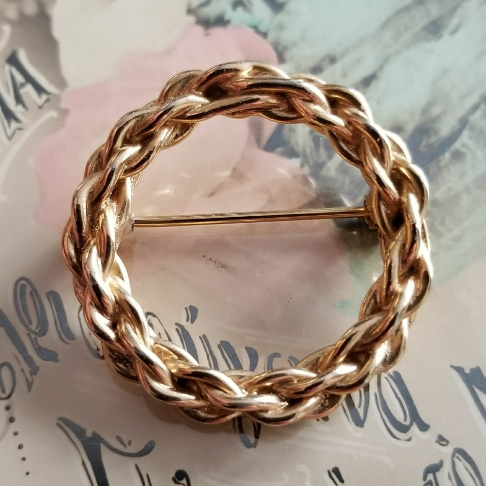 Vintage circle brooch small gold tone chain design
